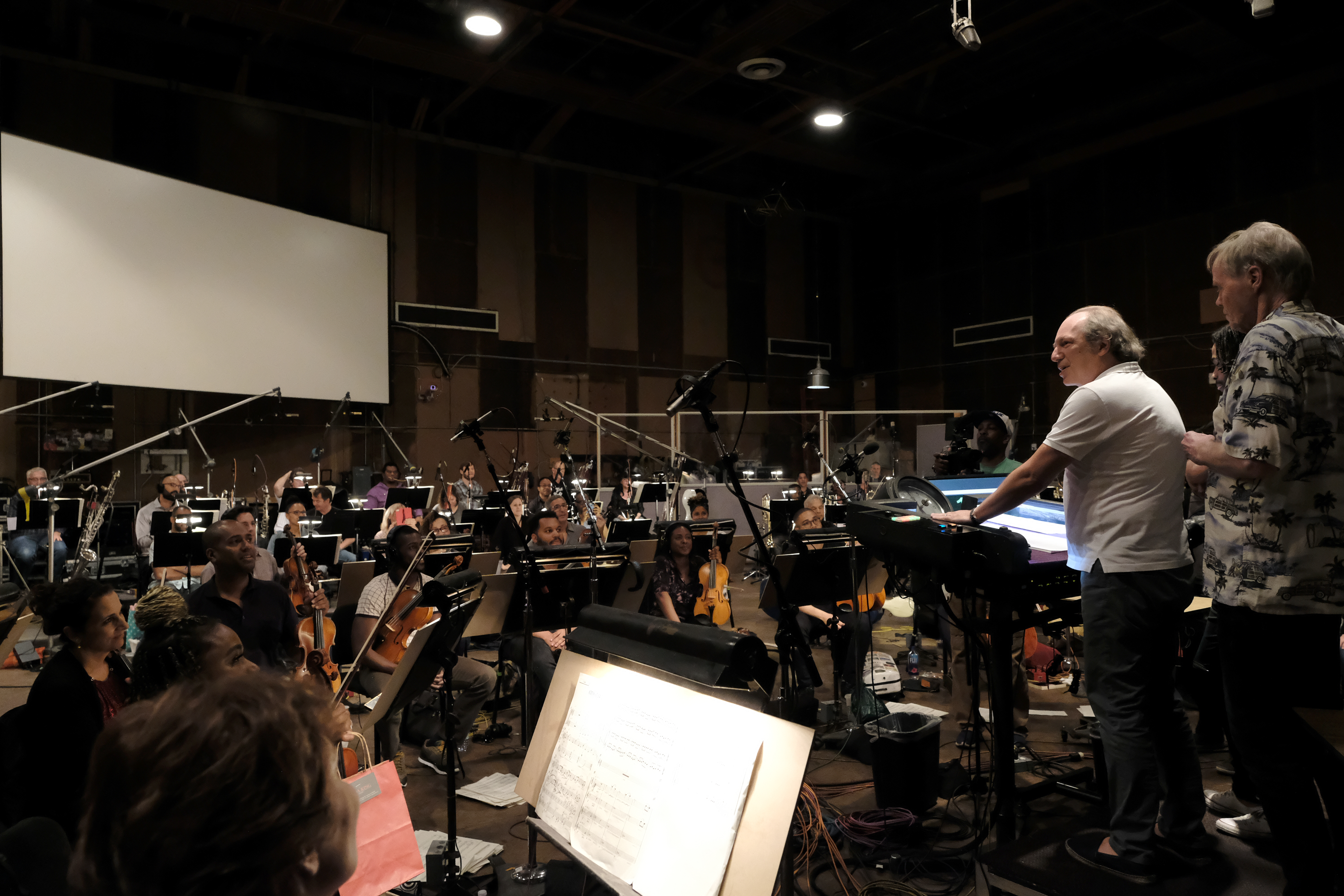 《狮子王》-作曲家汉斯·季默，Re-Collective管弦乐团的马特·琼斯和指挥尼克·格伦尼·史密斯在为迪士尼的《狮子王》配乐。摄影:Alberto Rodriguez©2019迪士尼企业有限公司版权所有。
