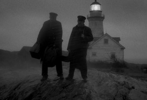 威廉·达福和罗伯特·帕丁森主演的《灯塔》。资料来源:A24影业