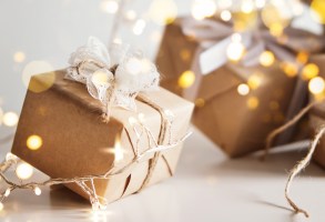 横幅与礼品盒包装在纸，装饰与花边和麻绳。环保圣诞装饰。