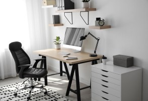 舒适的办公椅靠近桌子，现代化的电脑