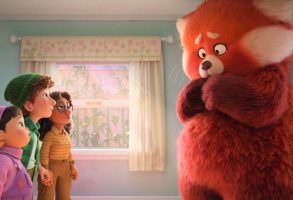 我们得到了你(毛毛)的支持——在迪士尼和皮克斯的全新原创故事片《变红》中，13岁的小美一切都很顺利，直到她太兴奋了，开始“噗”地变成一只大熊猫。幸运的是，她亲密的朋友们把她毛茸茸的小熊猫带回来了。《变红》将于2022年3月11日在Disney+独家首播，由Rosalie Chiang、Ava Morse、Maitreyi Ramakrishnan和Hyein Park配音，为Mei、Miriam、Priya和Abby配音。©2022迪士尼/皮克斯。版权所有。