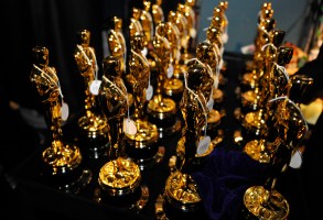 2009年2月22日，第81届奥斯卡颁奖典礼在洛杉矶好莱坞区举行，奥斯卡编号3453(前景中左起第二)出现在颁奖典礼的后台。(美联社图片/克里斯·卡尔森)