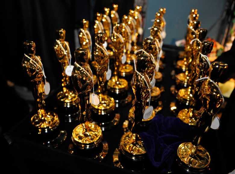 2009年2月22日，第81届奥斯卡颁奖典礼在洛杉矶好莱坞区举行，奥斯卡编号3453(前景中左起第二)出现在颁奖典礼的后台。(美联社图片/克里斯·卡尔森)