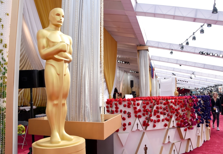 2022年3月27日，第94届奥斯卡颁奖典礼在加利福尼亚州洛杉矶好莱坞高地中心杜比剧院举行，奥斯卡雕像沿着红毯走。