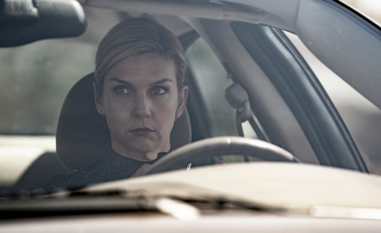 一个神情严肃的女人坐在汽车的方向盘后面，检查着她的后视镜;《风骚律师》剧照