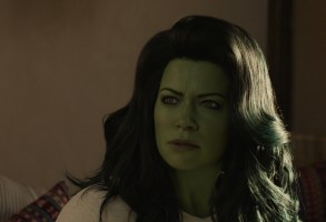 近距离的一个女人，绿色的皮肤和黑色的头发，看起来有点生气;《女绿巨人》剧照
