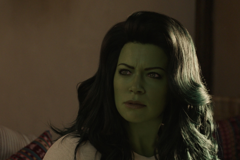 近距离的一个女人，绿色的皮肤和黑色的头发，看起来有点生气;《女绿巨人》剧照