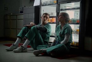 《好护士》(2022)。从左到右:埃迪·雷德梅尼饰演查理·卡伦，杰西卡·查斯坦饰演艾米·劳伦。Cr. JoJo whelden / Netflix