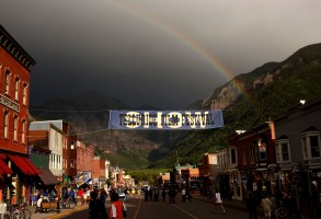 393902: 2001年9月1日，第28届特柳赖德电影节期间，一道彩虹出现在市中心上空。(大卫·麦克纽/盖蒂图片社拍摄)