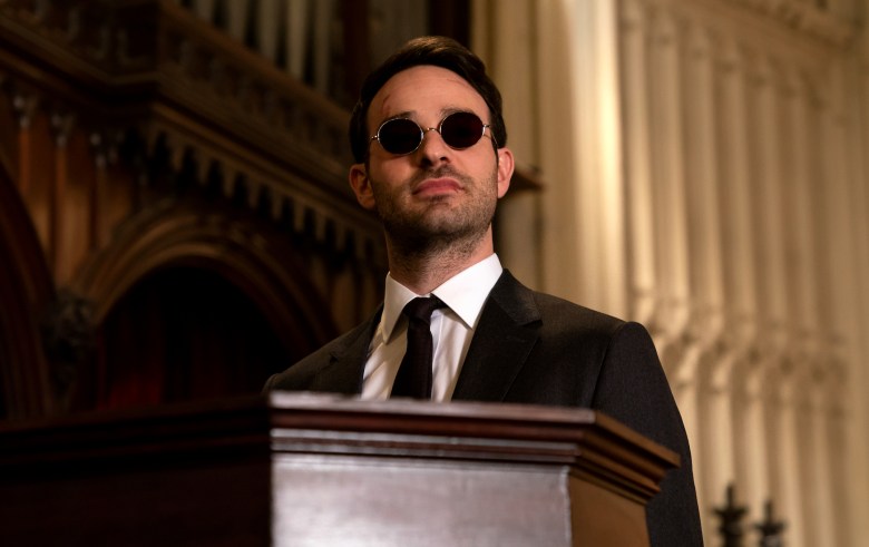 一个西装革履的男人站在法庭的证人席上;《超胆侠》剧照