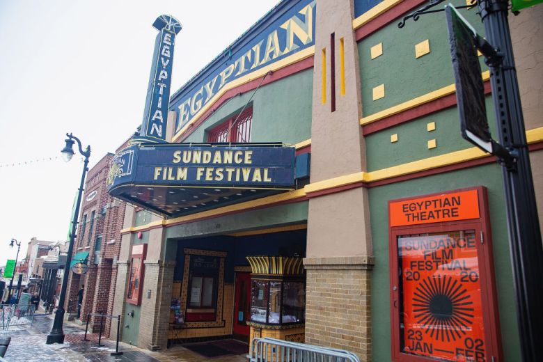 犹他州帕克城- 1月23日:2020年1月23日在犹他州帕克城举行的圣丹斯电影节期间，埃及剧院的大帐篷和招牌在主街上的概览。(马特·海沃德/盖蒂图片社摄)