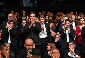 法国戛纳- 5月28日:2017年5月28日，在法国戛纳电影节宫举行的第70届戛纳电影节闭幕式上，观众们鼓掌。(图片来源:Pascal Le Segretain/Getty Images)