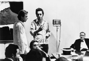 普特尼·斯沃普，导演罗伯特·唐尼(手势)，斯坦利·戈特利布(最右)，1969年拍摄现场