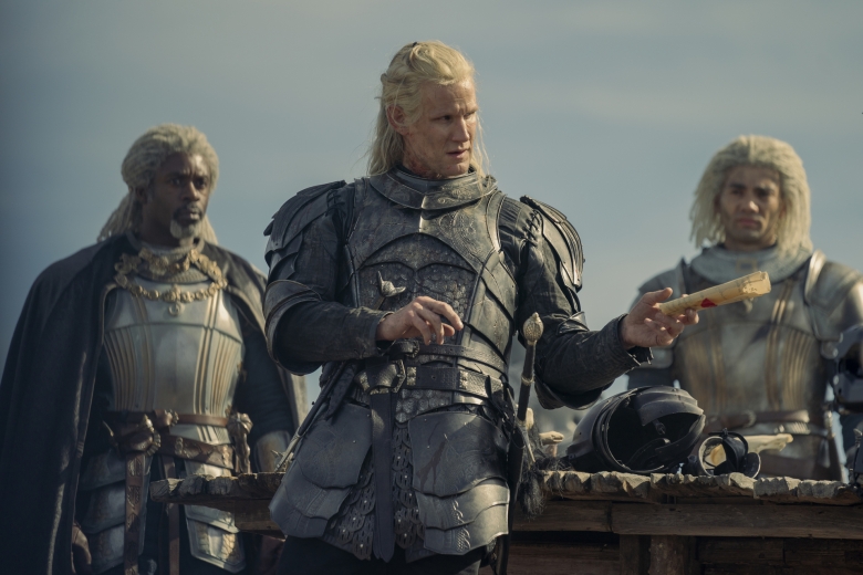三个穿着中世纪盔甲的男人站在外面;《龙之屋》剧照