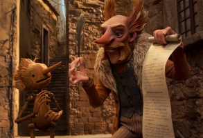 吉尔莫·德尔·托罗的《匹诺曹》(从左至右)匹诺曹(格雷戈里·曼恩配音)和沃尔普伯爵(克里斯托弗·瓦尔兹配音)。Cr: Netflix©2022