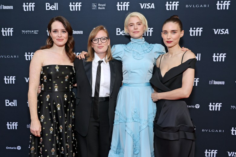 多伦多，安大略省- 9月13日:(从左至右)克莱尔·福伊，莎拉·波利，杰西·巴克利和鲁妮·玛拉参加了2022年多伦多国际电影节在威尔士公主剧院举行的《女人说话》首映式。(艾米·萨斯曼摄/盖蒂图片社)