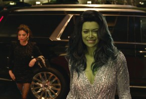 在红毯活动上，一位身材高挑、绿皮肤、黑色波浪发的女士身穿银色亮片礼服，从一辆豪车里走出来;《女绿巨人:律师》剧照