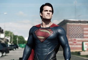 《超人:钢铁之躯》，亨利·卡维尔饰演的超人，2013年。ph: Clay Enos/©华纳兄弟影业/由Everett Collection提供