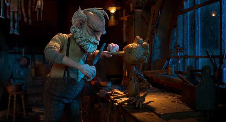 吉尔莫·德尔·托罗的《匹诺曹》——格佩托(大卫·布拉德利配音)和皮诺曹(格雷戈里·曼恩配音)。Cr: Netflix©2022